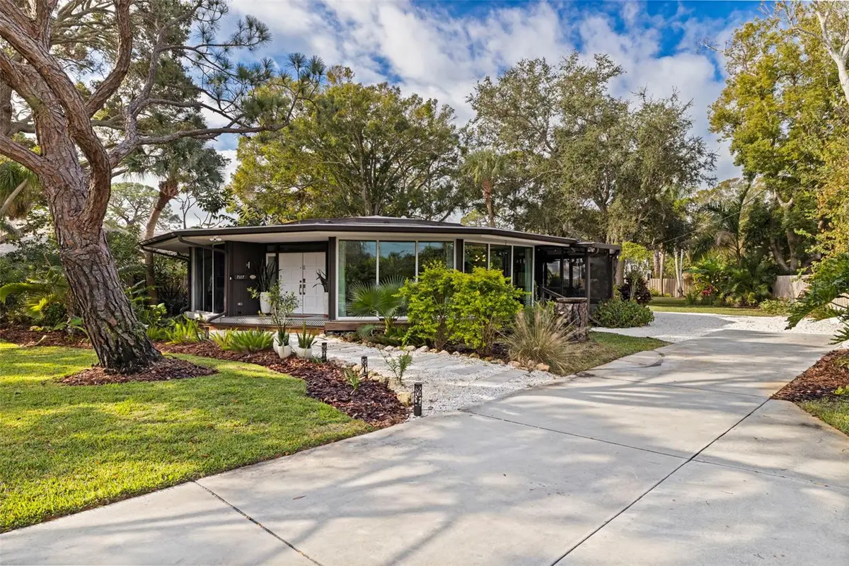 7117 Sunshine Drive S, Saint Petersburg, FL 33705 - Image #1