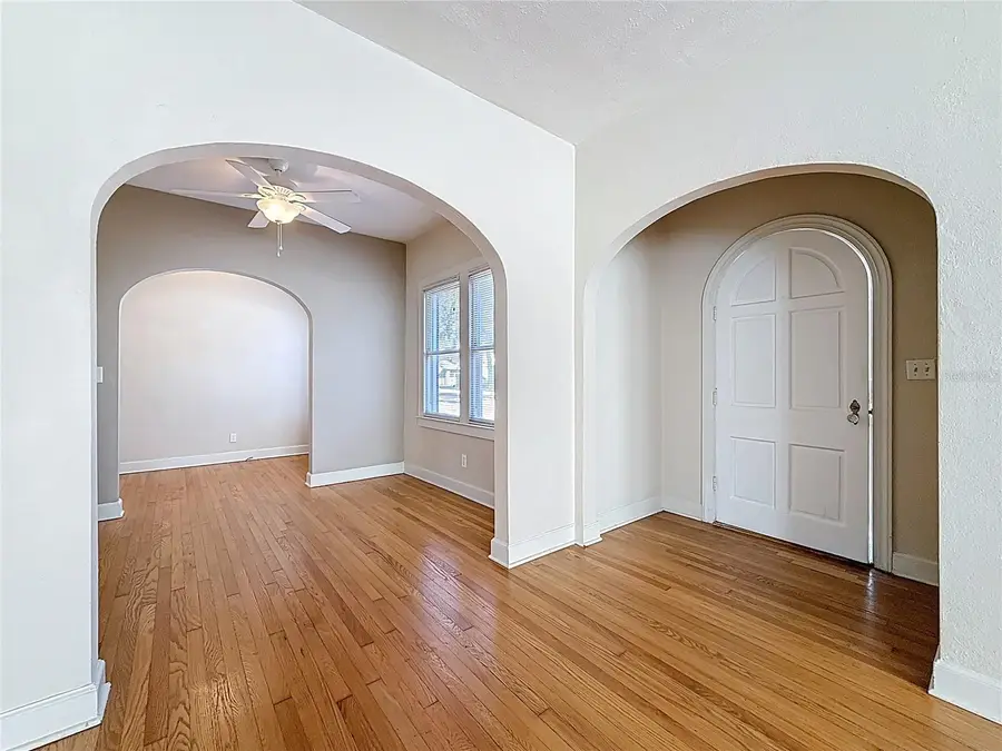 1136 12th Street N, Saint Petersburg, FL 33705 - Image #2