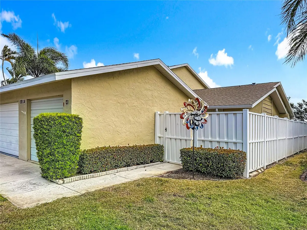 6747 Cape Hatteras Way Ne #4, Saint Petersburg, FL 33702 - Image #1