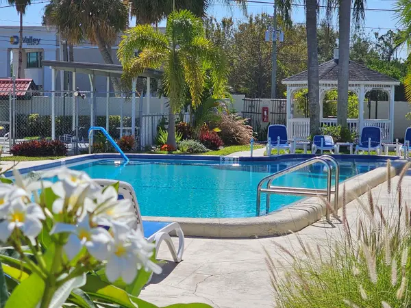 1100 E Bay Drive #105, LARGO, FL 33770