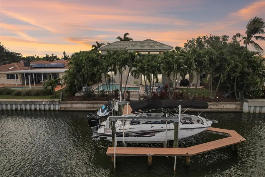 2032 Massachusetts Avenue Ne, Saint Petersburg, FL 33703 - #2