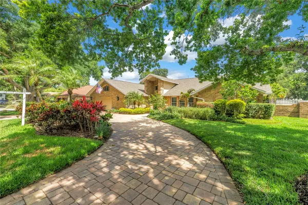 12399 Oaks Lane, SEMINOLE, FL 33772