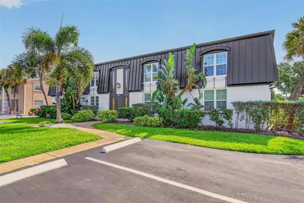 1065 Eden Isle Boulevard Ne #2, ST PETERSBURG, FL 33704