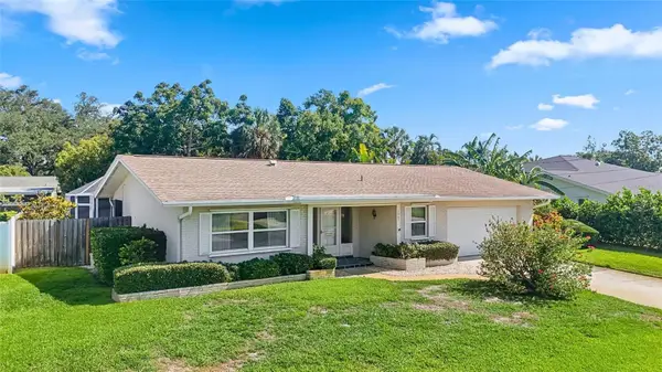 1067 44th Avenue Ne, ST PETERSBURG, FL 33703