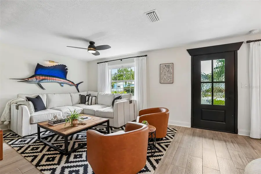 472 36th Avenue N, Saint Petersburg, FL 33704 - #3