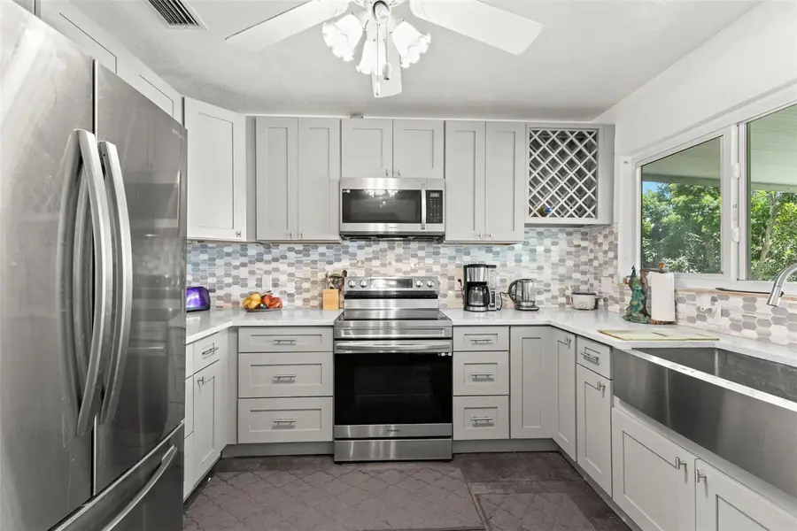 718 40th Avenue Ne, Saint Petersburg, FL 33703 - #3