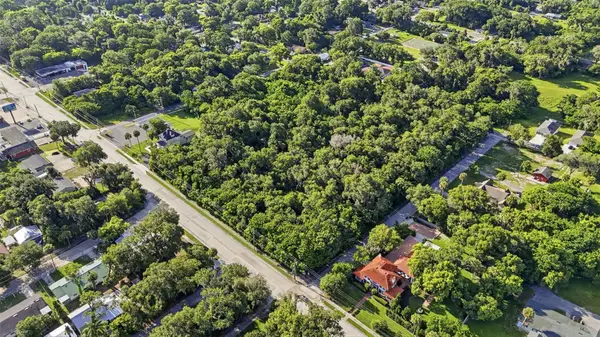 E New York Avenue, DELAND, FL 32724