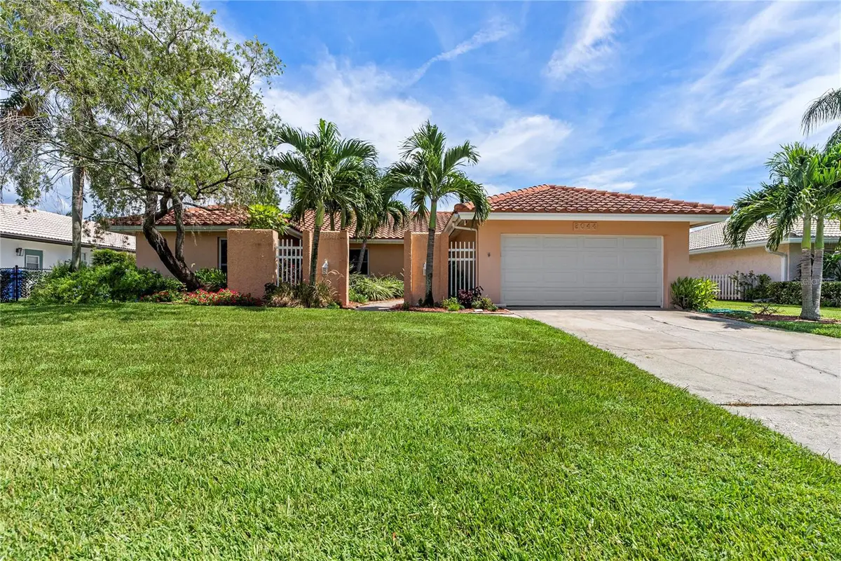 2044 Montana Avenue Ne, Saint Petersburg, FL 33703 - Image #1