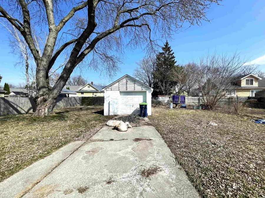 613 S Wenona Avenue, Bay City, MI 48706 - #3