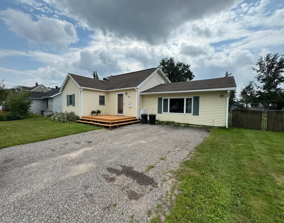 219 W 8th Ave, Sault Ste Marie, MI 49783 - Image #1