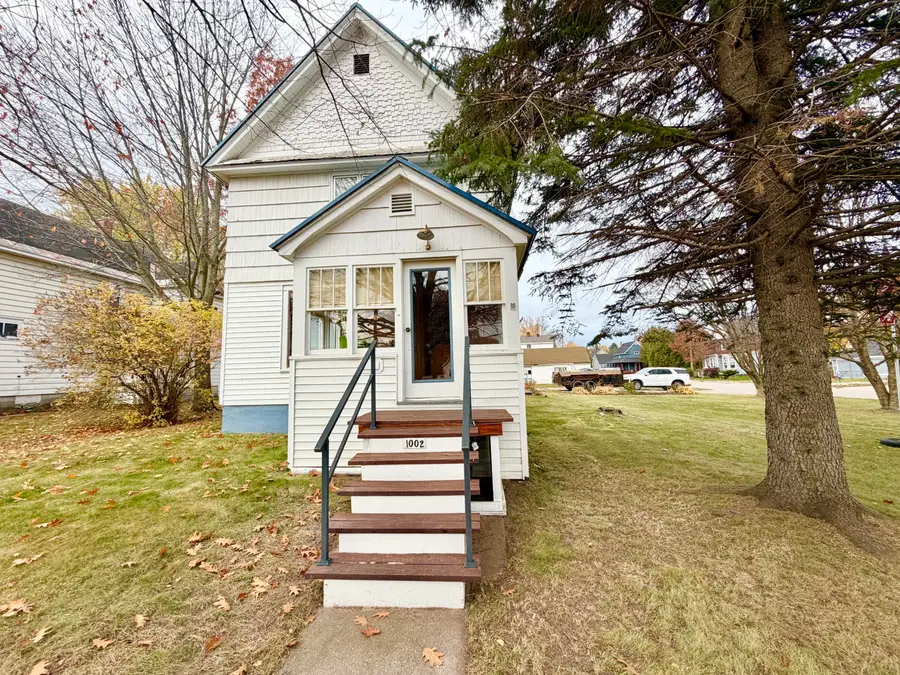1002 Augusta St, Sault Ste Marie, MI 49783 - #2