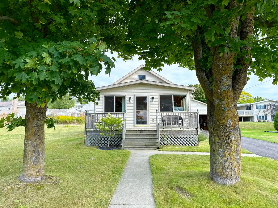 25 Stockbridge St, Saint Ignace, MI 49781 - #2