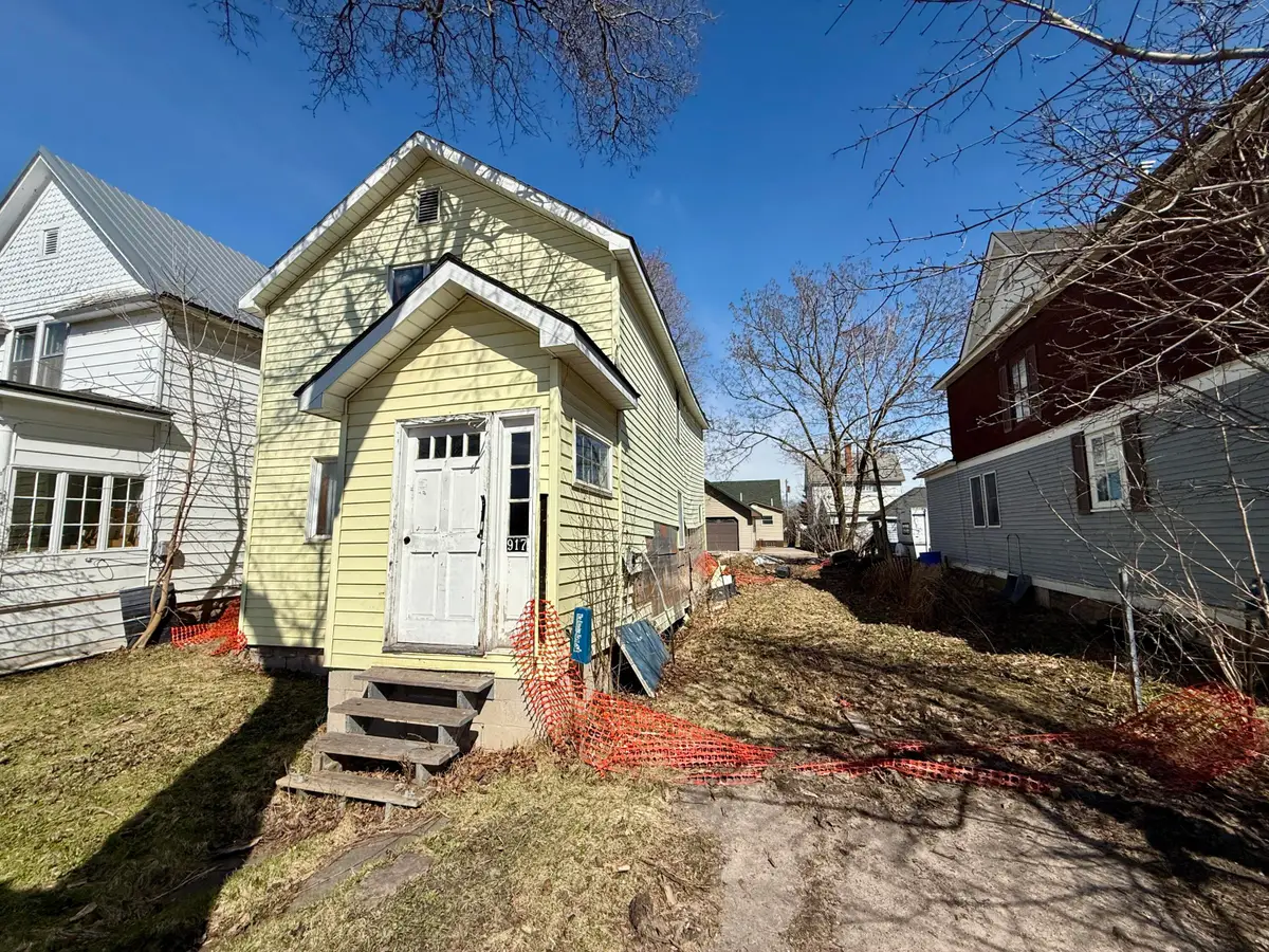 917 Young St, Sault Ste Marie, MI 49783 - #1
