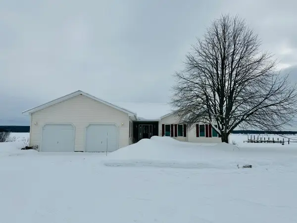 5527 S Scenic Dr, Sault Ste Marie, MI 49783