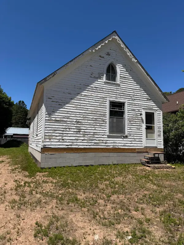14233 Lake Ave, Grand Marais, MI 49839