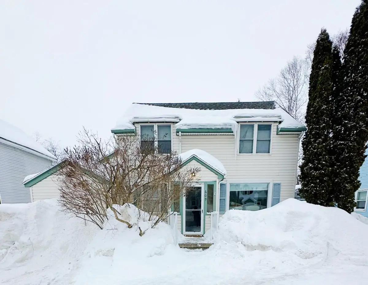 609 E Spruce St, Sault Ste Marie, MI 49783 - #1
