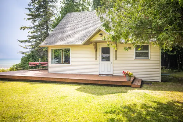 11297 E Beach Rd, Naubinway, MI 49762