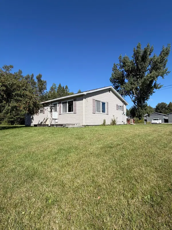 182 S Mary L St, Cedarville, MI 49719