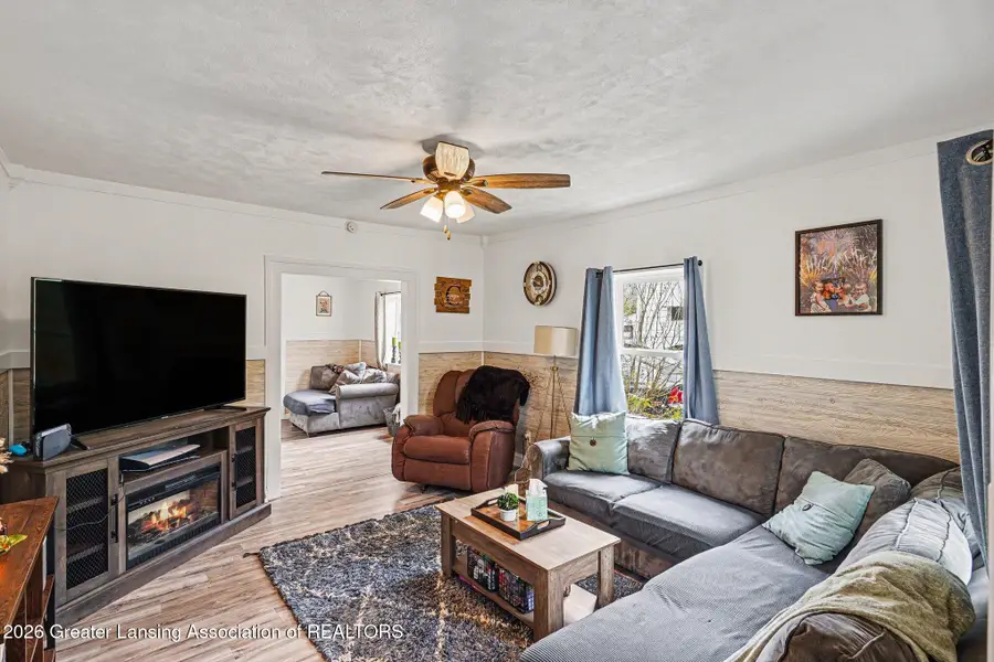 211 W Berry Avenue, Lansing, MI 48910 - #3