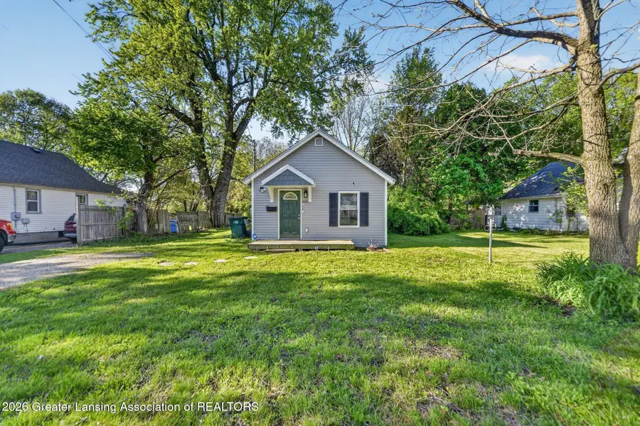 320 E Hodge Avenue, Lansing, MI 48910 - #3