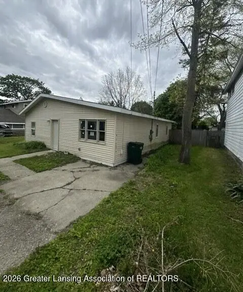 1020 R G Curtiss Avenue, Lansing, MI 48911