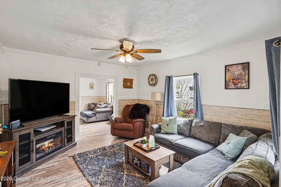 211 W Berry Avenue, Lansing, MI 48910 - #2