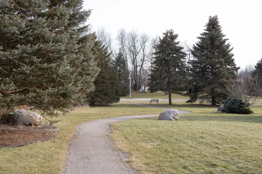 183 Barrington Circle E #Unit 19, Battle Creek, MI 49015 - Image #2