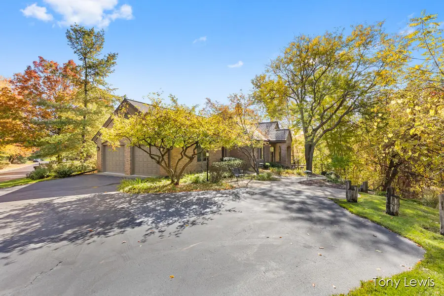 610 Cascade Hills Hollow Se, Grand Rapids, MI 49546 - Image #2