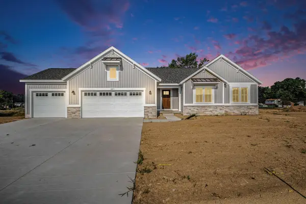 621 Waterford Village Drive, Walker, MI 49534