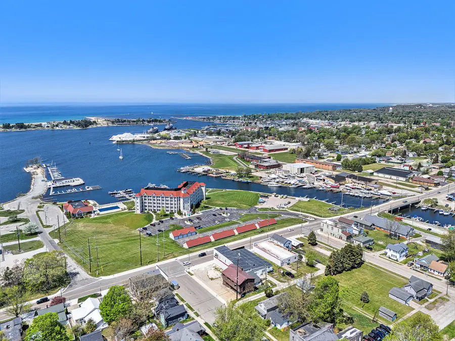 929 S Washington Avenue, Ludington, MI 49431 - Image #3