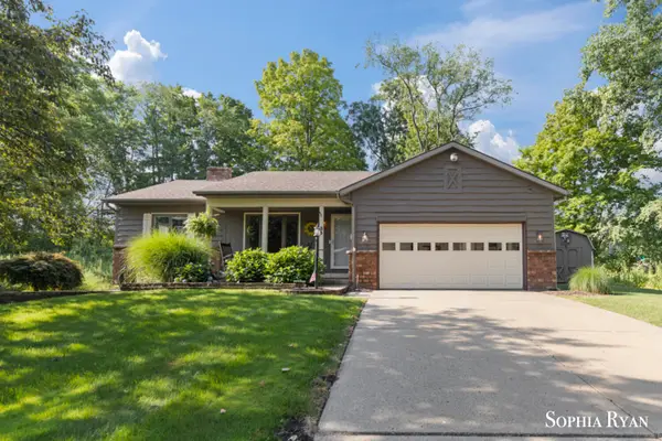 86 Carl Drive Ne, Ada, MI 49301