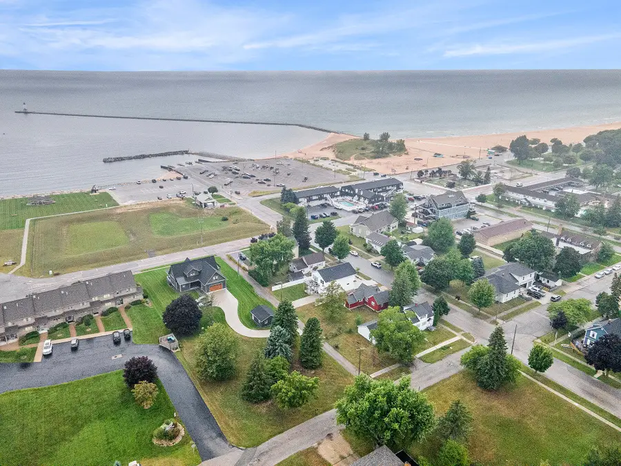 805 W Loomis Street, Ludington, MI 49431 - Image #2