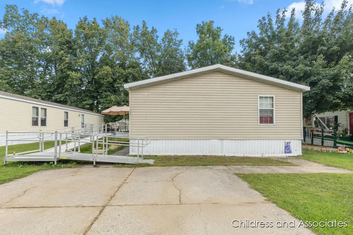 304 S Grandbrook Circle Se, Grand Rapids, MI 49548 - Image #1