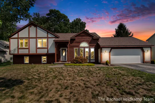 6150 Rogue River Meadows Drive Ne, Belmont, MI 49306