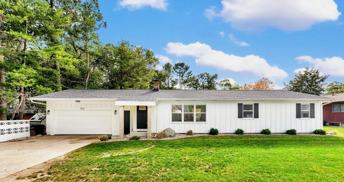 904 E Savidge Street, Spring Lake, MI 49456 - Image #1