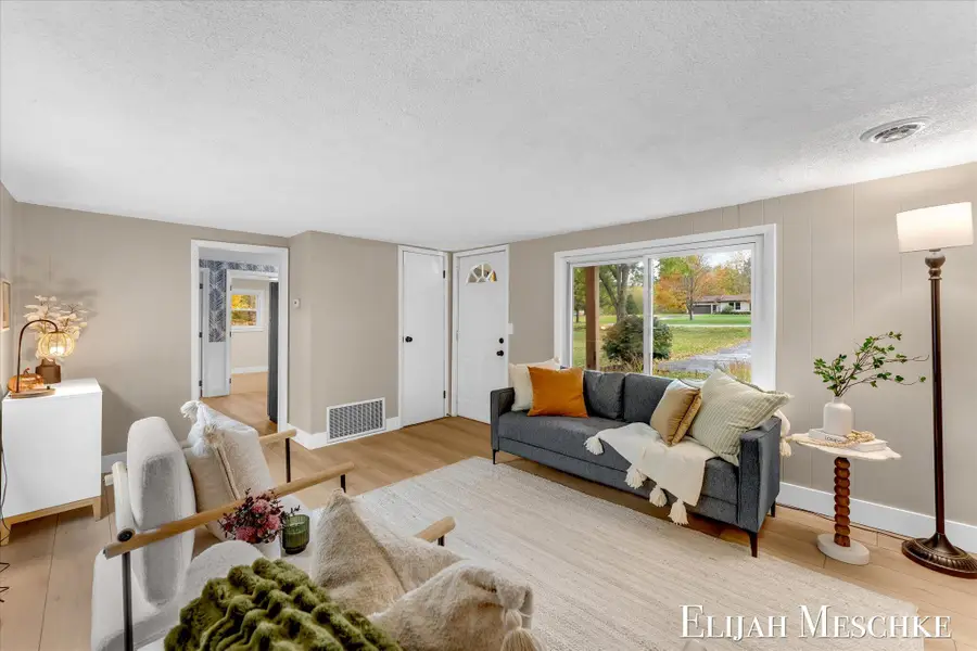 5760 Sunfish Lake Avenue Ne, Rockford, MI 49341 - Image #2