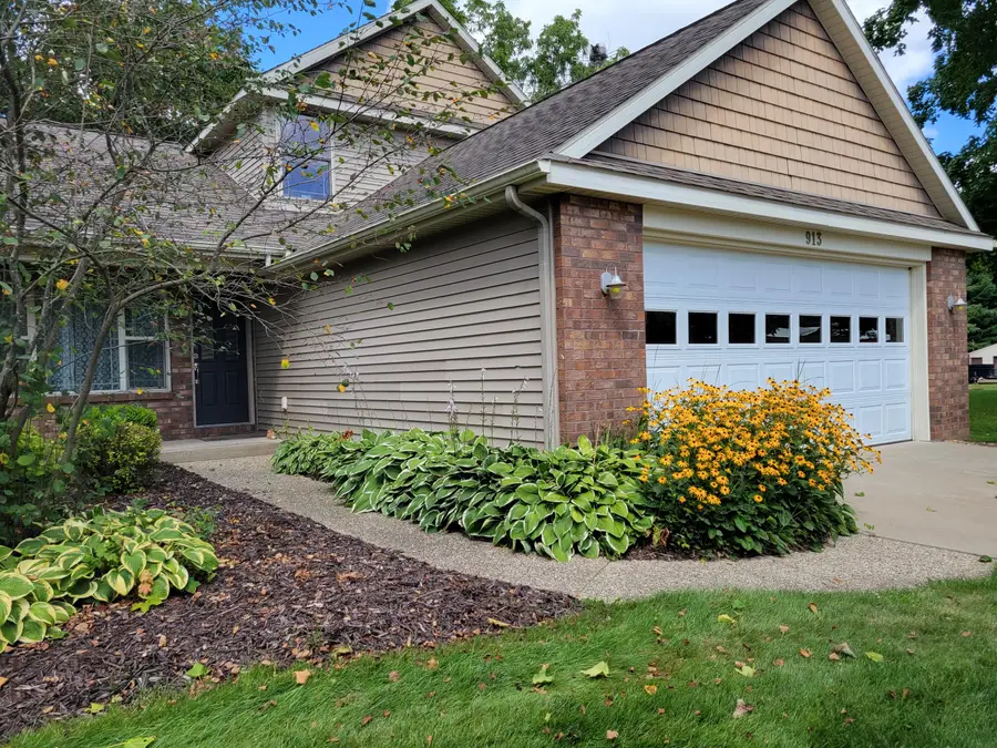 913 Clark Street Se, Lowell, MI 49331 - Image #2