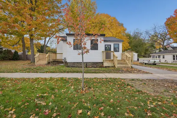 178 Maple Street Ne, Rockford, MI 49341