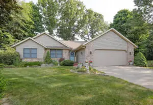 32890 Robin Road, Paw Paw, MI 49079