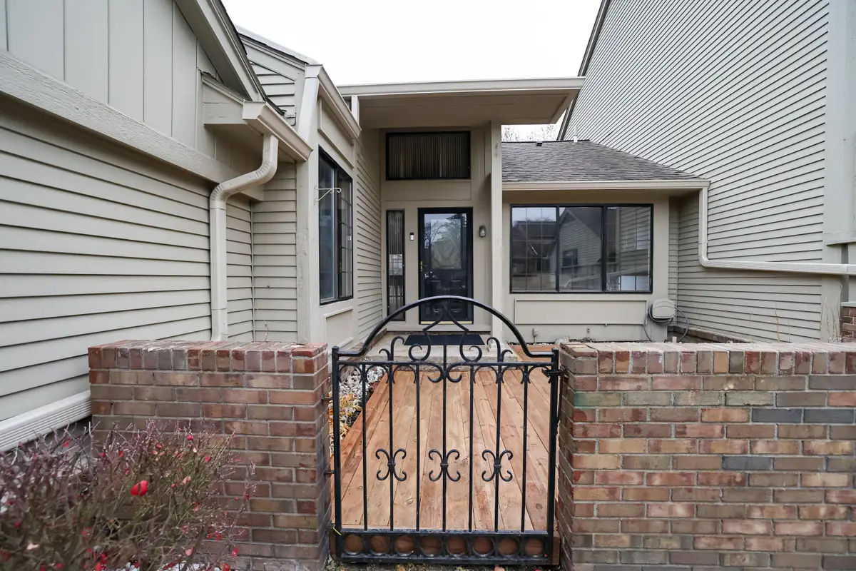 7233 Creeks Bend Drive, West Bloomfield, MI 48322 - Image #1