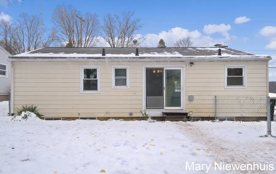 174 Brandywyne Drive Nw, Comstock Park, MI 49321 - Image #2