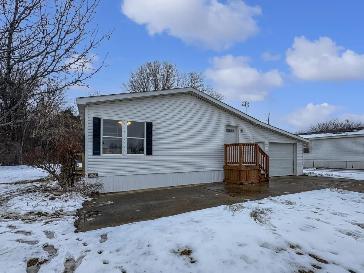 253 E Scarlet Oak Drive, Coopersville, MI 49404 - Image #1