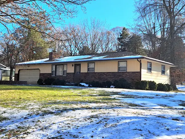 806 E 4th Street, Lawton, MI 49065