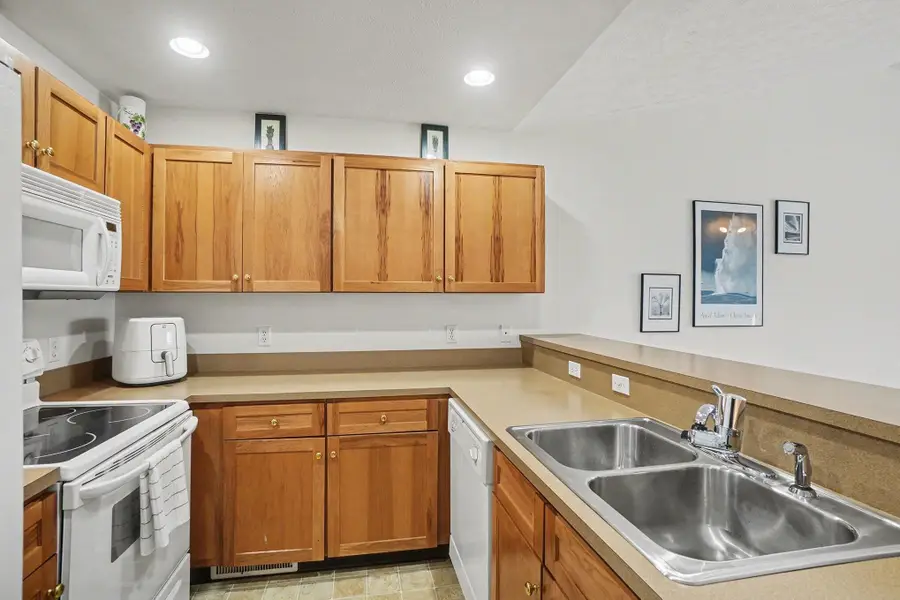 38 W Scotts Drive, Holland, MI 49424 - Image #2