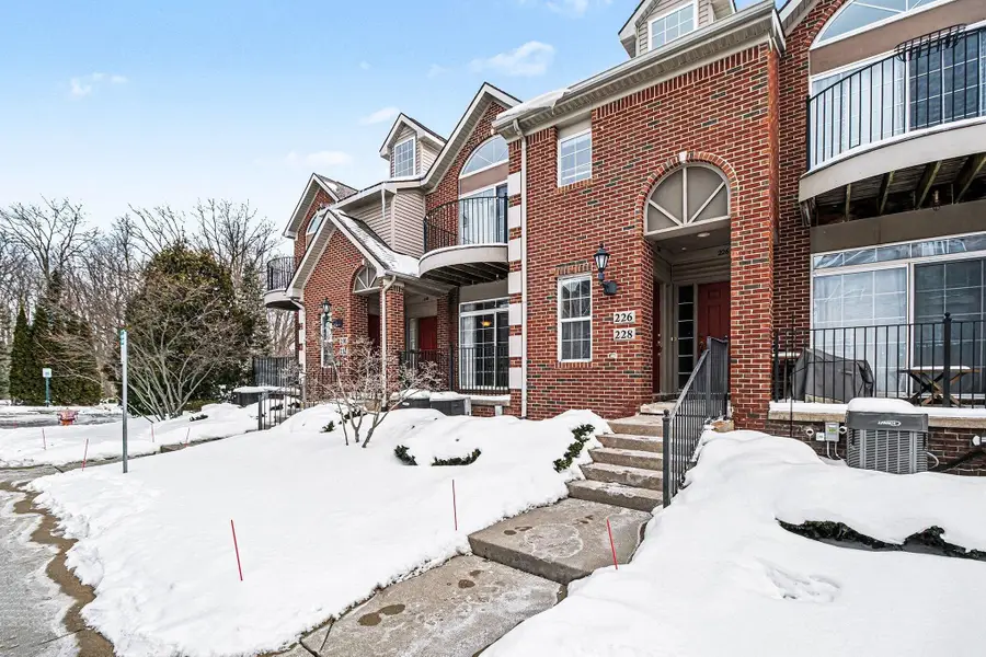 228 W Oakbrook Drive, Ann Arbor, MI 48103 - Image #2