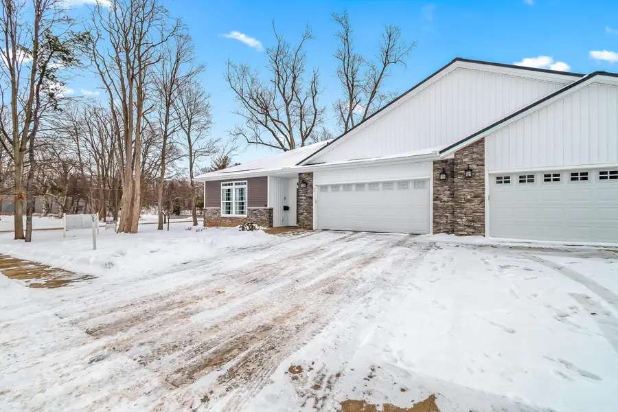 25 Hillsdale Commons Drive, Hillsdale, MI 49242 - #3