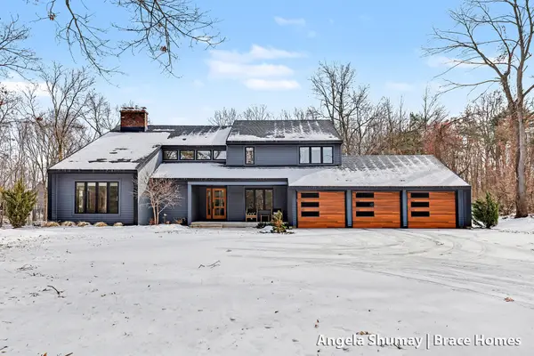 400 Greentree Lane Ne, Ada, MI 49301