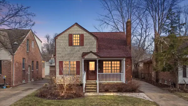 1218 Roslyn Road, Grosse Pointe Woods, MI 48236