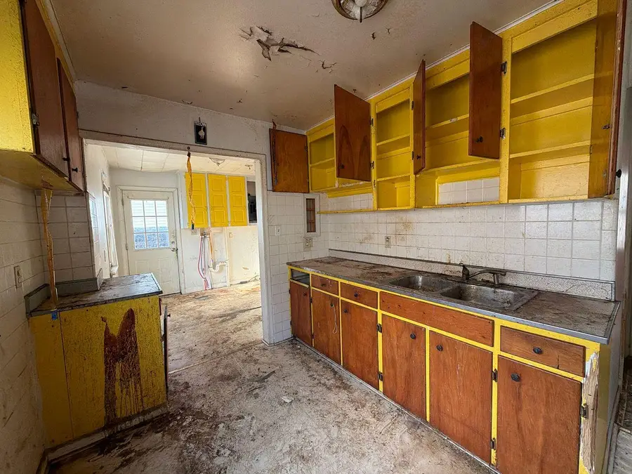 13635 Knox Avenue, Warren, MI 48089 - #2