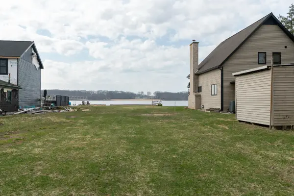 21 Lakeview Avenue, Norton Shores, MI 49444